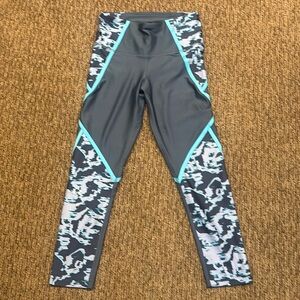 EUC Women’s Under Armour leggings. Size Medium.